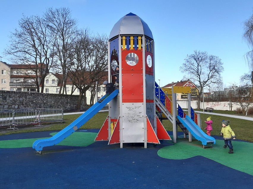 Plac zabaw na Plantach w Goleniowie będzie miał nową nawierzchnię
