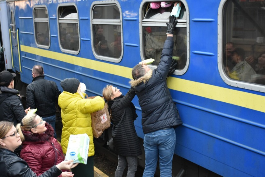 Chełm. Na dworcu głównym PKP mieszkańcy przekazali dary uchodźcom jadącym pociągiem z Ukrainy. Zobacz zdjęcia