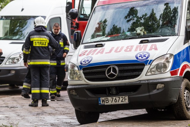 W mieszkaniu, do którego po otwarciu drzwi przez strażaków, weszli policjanci, znaleziono dwie osoby, nieprzytomną - 80-letnią kobietę i martwego młodszego 73-letniego mężczyznę.

Czytaj także: Rocznica wprowadzenia stanu wojennego. Tak wspominają go uczniowie

Interwencja miała miejsce na początku miesiąca przy ulicy Skromnej. Policjanci poprosili strażaków o pomoc policji w otwarciu mieszkania. Na miejsce przyjechali ratownicy z jednostki JRG nr 3 w Bydgoszczy. 
-&nbsp;Zostaliśmy zawiadomieni przez sąsiada, że nie może się skontaktować ze starszym małżeństwem - mówi podkom. Przemysław Słomski, z zespołu prasowego Komendy Wojewódzkiej Policji w Bydgoszczy. - Wyjaśniamy okoliczności tego zdarzenia. Wstępnie wykluczono udział osób trzecich w związku ze zgonem mężczyzny.