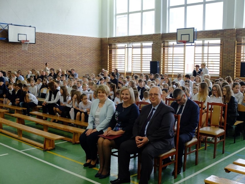 Dzień patrona i pasowanie pierwszoklasistów w Szkole Podstawowej Gminy Sieradz [FOTO]