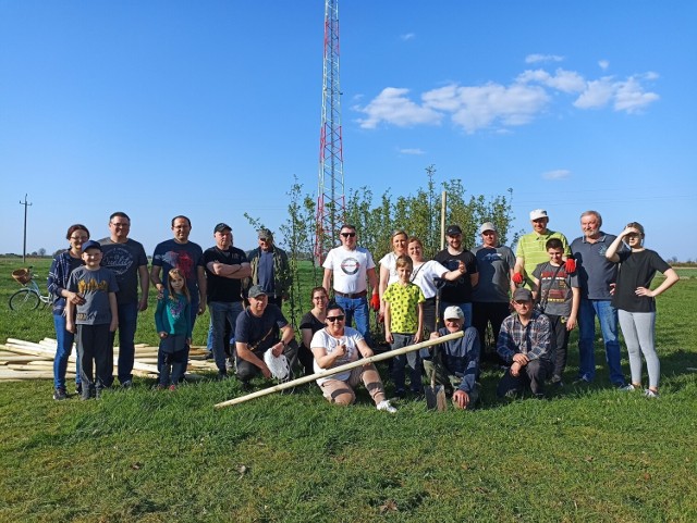 Pracownicy Przedsiębiorstwa Komunalnego w Wieluniu wraz z mieszkańcami Małyszyna spotkali się w sobotnie popołudnie, by wspólnie posadzić drzewa.