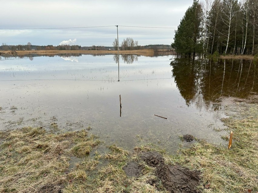 Alarm przeciwpowodziowy w gminie Radomsko. Strażacy: Sytuacja się stabilizuje
