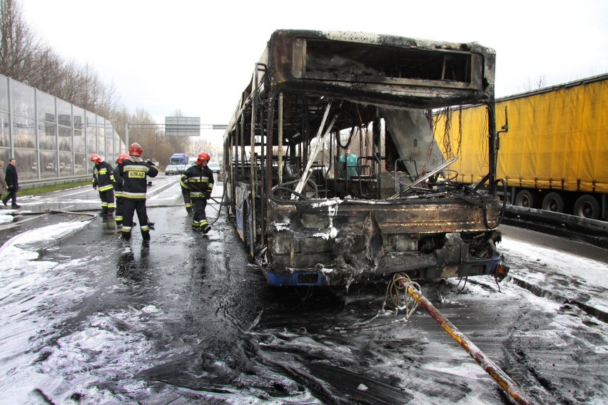 Autobus spalił się doszczętnie na DK 86 niedaleko M1 w Czeladzi [ZDJĘCIA i WIDEO]