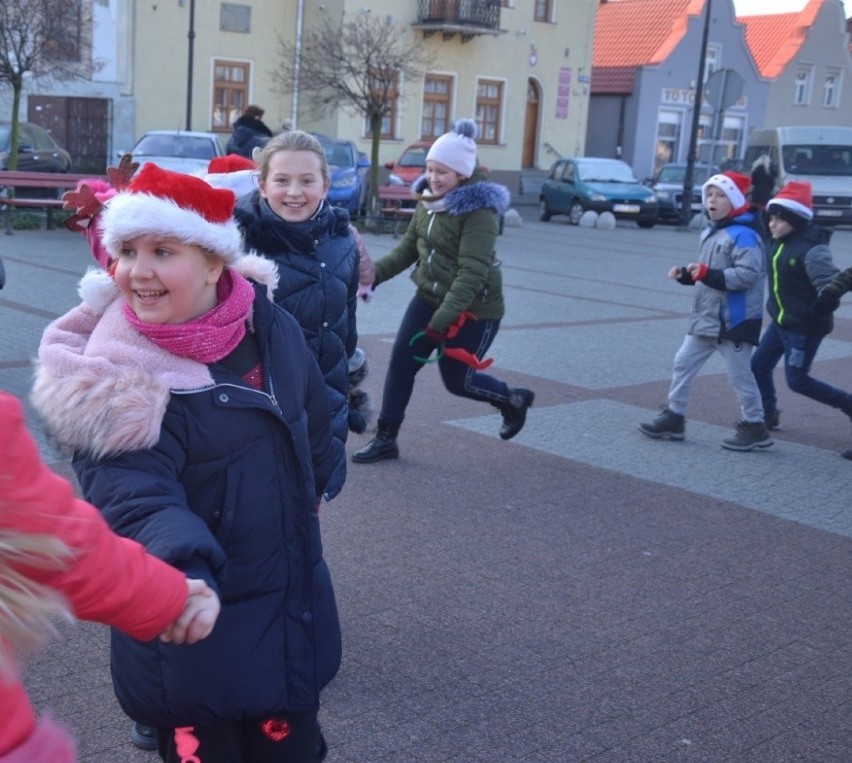 Na placu Dekerta w Lipnie zabawa ze świętym Mikołajem była przednia! Tańczył z przedszkolakami i częstował cukierkami [zdjęcia]