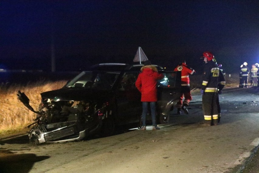 Zobacz zdjęcia z groźnego wypadku pod Wrocławiem. Trzy osoby ranne (ZDJĘCIA)