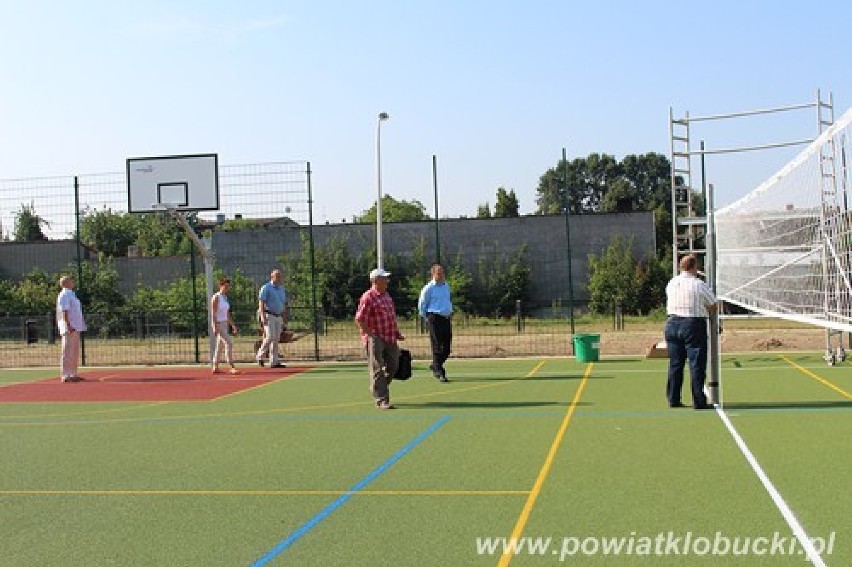 Kłobuck: Nowe boisko przy ZS nr 3 [FOTO]