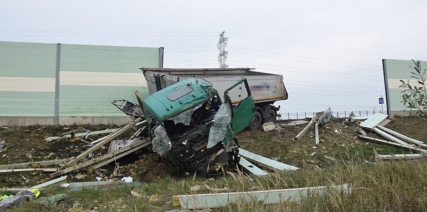 Wypadek na remontowanej jezdni obwodnicy Kobylanki. Ciężarówka przebiła ekrany akustyczne ZDJĘCIA