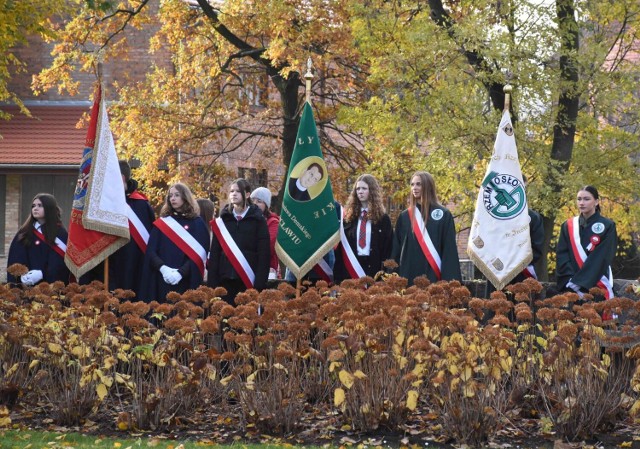 W Inowrocławiu odbyły się oficjalne uroczystości z okazji 105. rocznicy odzyskania przez Polskę niepodległości. M. in. delegacje złożyły kwiaty pod pomnikiem Powstańców Wielkopolskich