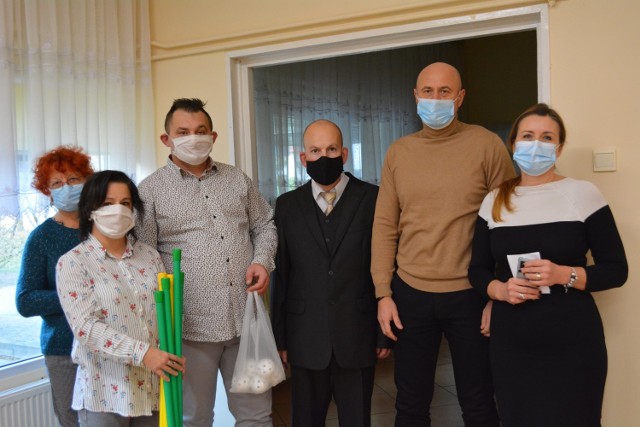 Radny Jacek Furman (drugi z prawej) przekazał prezent dla podopiecznych Środowiskowego Domu Samopomocy w Rypinie