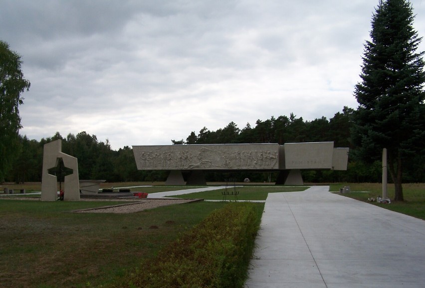Las Rzuchowski pod Chełmnem. Pomnik upamiętniający ofiary zagłady.
