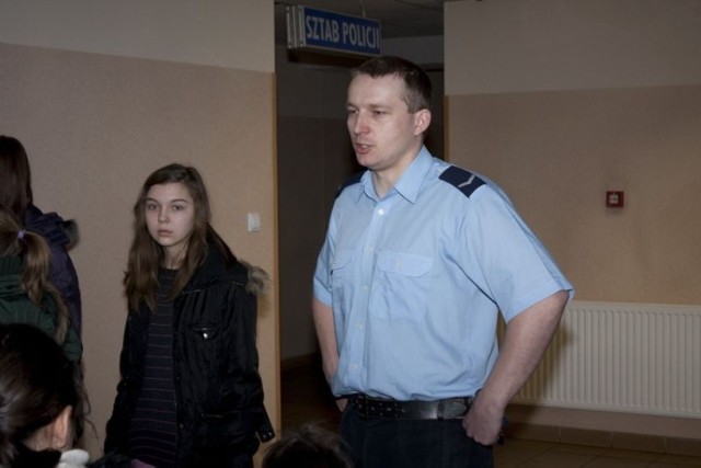 Przewodnikiem podczas zwiedzania był sierżant Mariusz Flyrkowski. Fot. Artur Hossa.