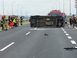 Poważny wypadek na autostradzie A4 pod Tarnowem. Kilka rannych osób po zderzeniu busa i osobówki. Śmigłowiec LPR w akcji [ZDJĘCIA]