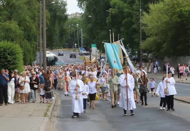 Zobacz zdjęcia z procesji Bożego Ciała w parafii pod wezwaniem Świętej Rodziny w Radomiu.