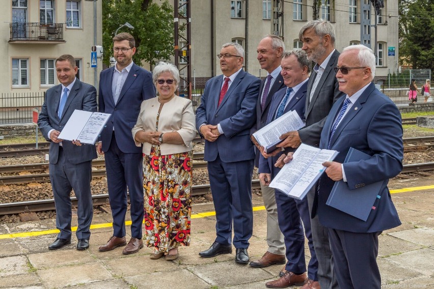 Podpisanie umów na przebudowę i modernizację dworca w Ostródzie