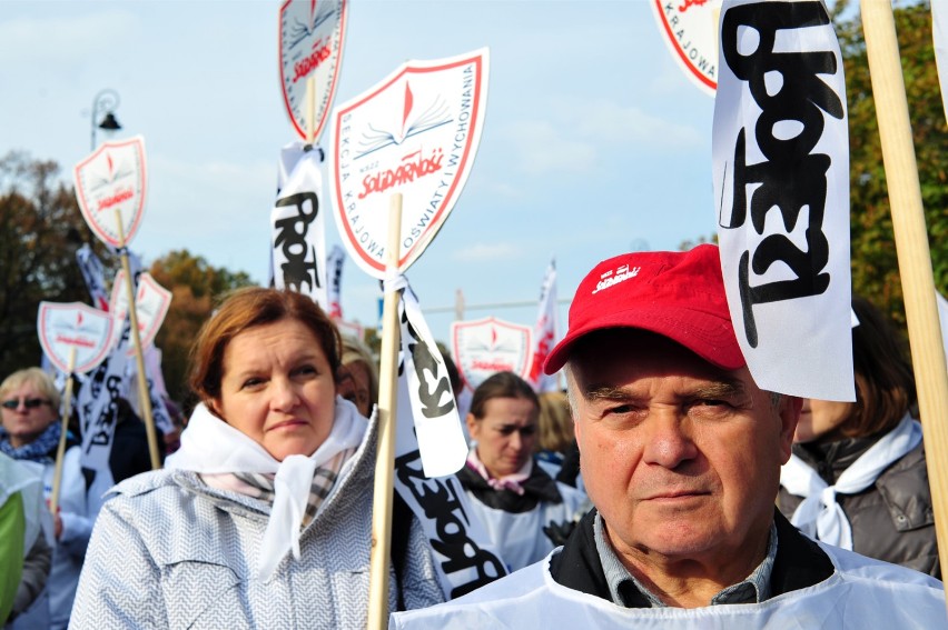 Protest nauczycieli, Warszawa. Żadają podwyżek i zahamowania...