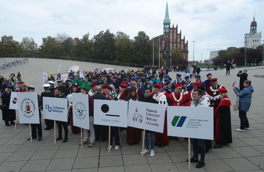 Przemarsz studentów i rektorów ulicami Szczecina