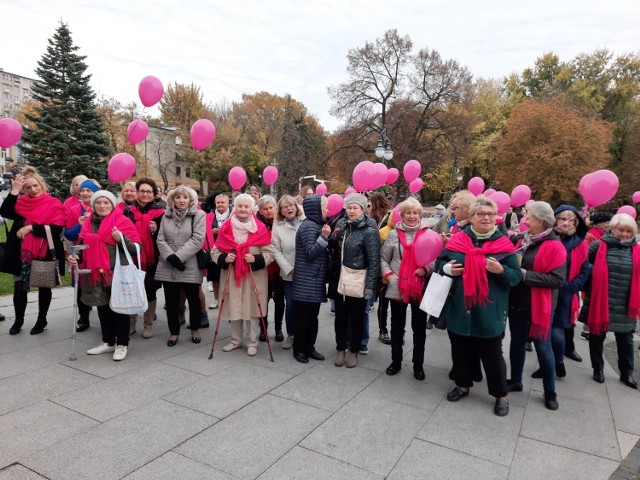 Uczestniczki marszu przeszły pod budynek Urzędu Miejskiego na Placu Corazziego w Radomiu.