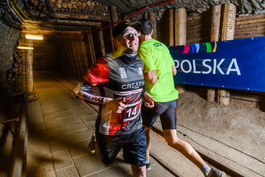 12-godzinny Podziemny Bieg Sztafetowy w Kopalni Soli Bochnia wygrała ekipa z Bochni - zobacz zdjęcia