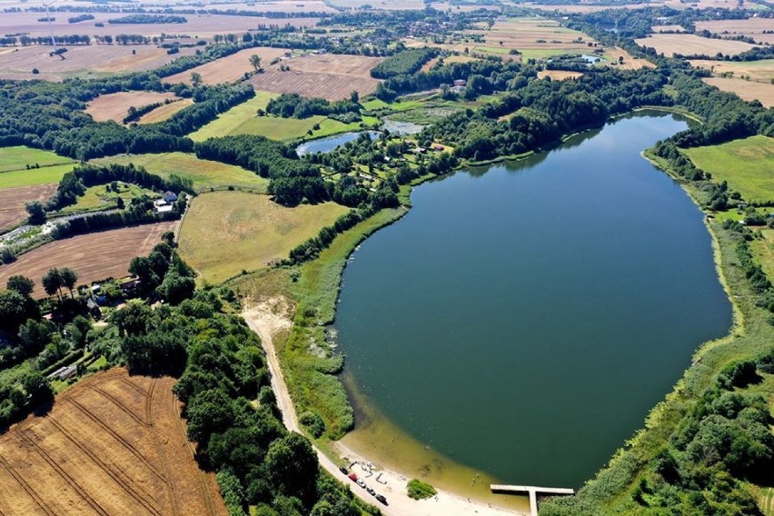Malownicze jezioro gminy Postomino. Marszewo i okolice z lotu ptaka [ZDJĘCIA]