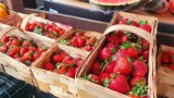 Owoce tylko dla bogaczy? Ceny truskawek na maślanym rynku w Nowym Sączu