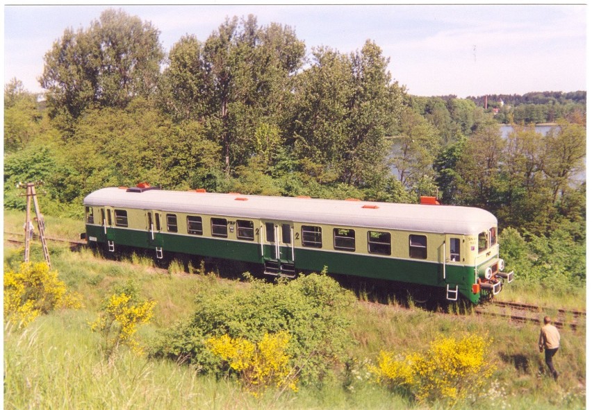 Wagon motorowy SN61 obsługiwał przewozy pasażerskie do...