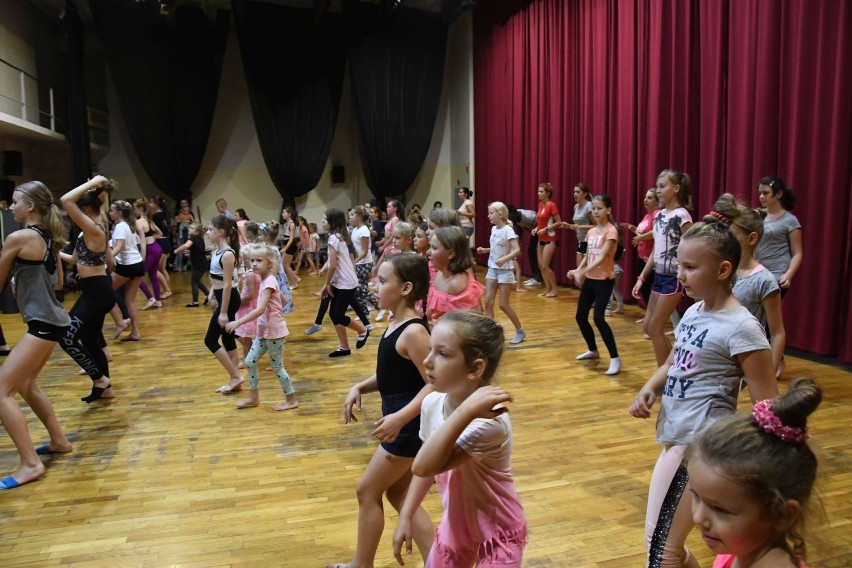 W hali przy Żytniej w Kielcach ruszyły darmowe zajęcia taneczne. Zaprasza Anna Biały z klubu ''Jump''. Zobacz i zapisz się (DUŻO ZDJĘĆ)