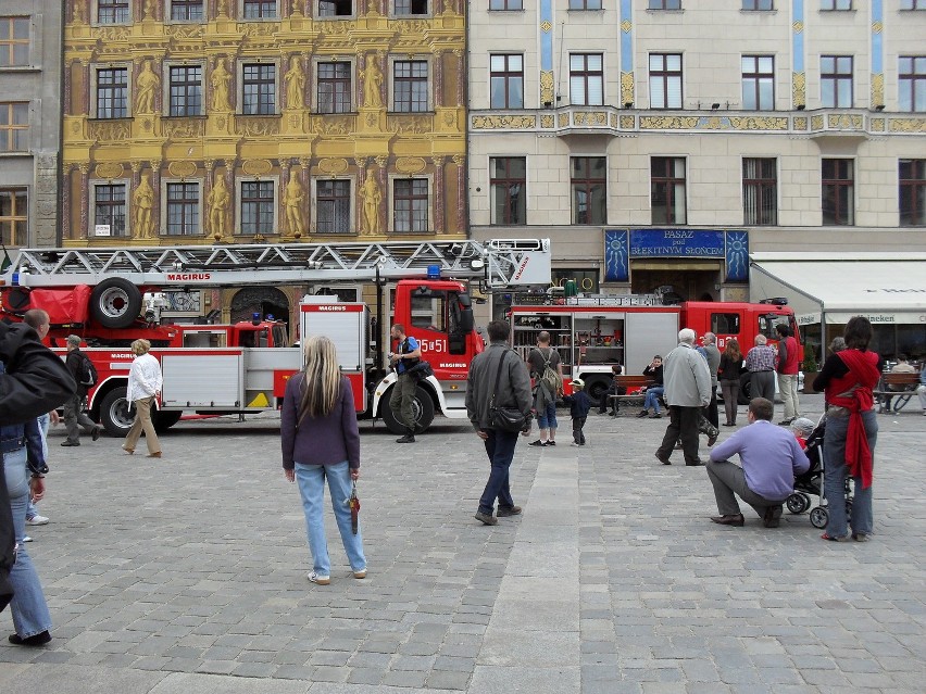 Wrocław: Trzy godziny strażacy gasili pożar w centrum miasta