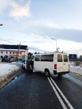 Konradowa. Zderzenie busa i samochodu osobowego. Jedna osoba trafiła do szpitala