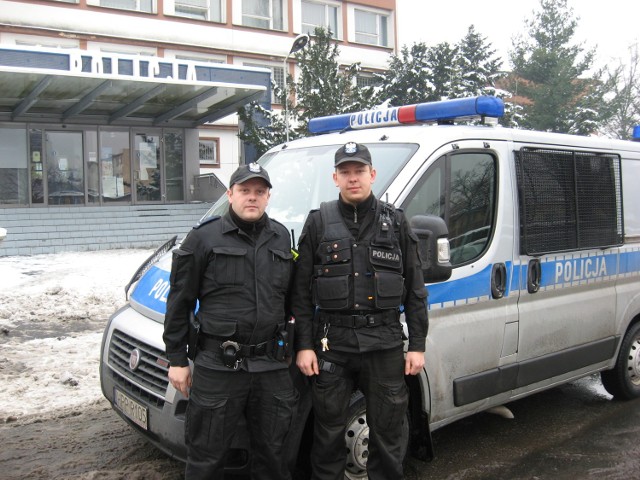Policjanci, którzy uratowali wędkarza
