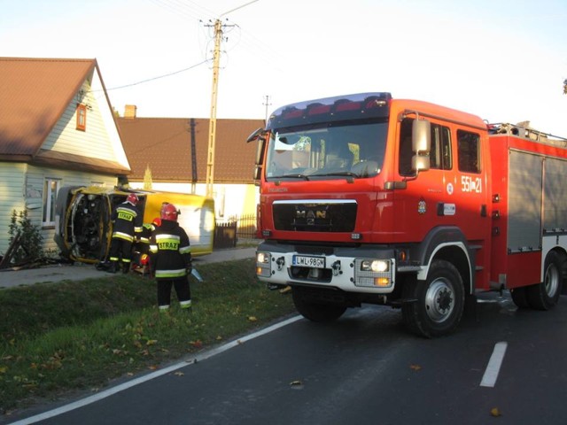 Bus należący do jednej z kurierskich firm przekoziołkował przez rów melioracyjny i uderzył w dom niszcząc płot