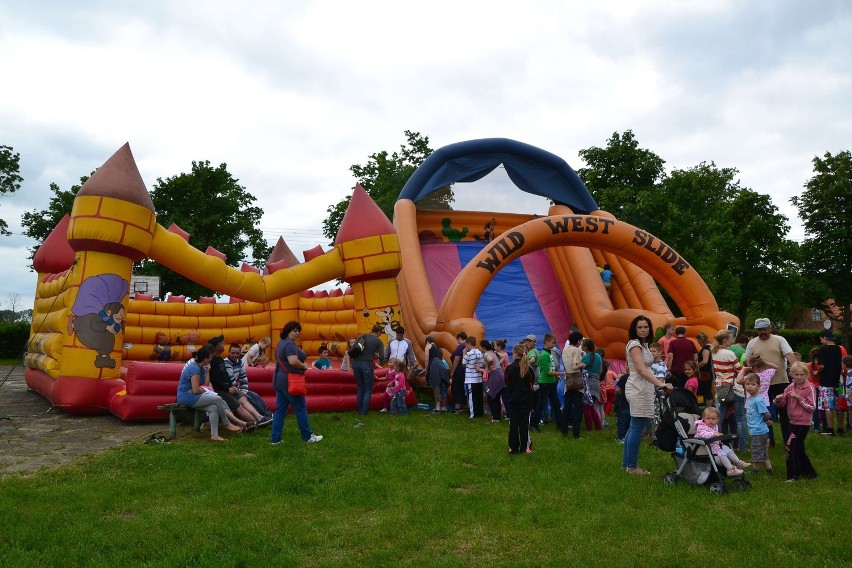 Dzień Dziecka w obiektywie. Festyn w Miłoradzu, zabawa z Misiem i atrakcje w parku machin