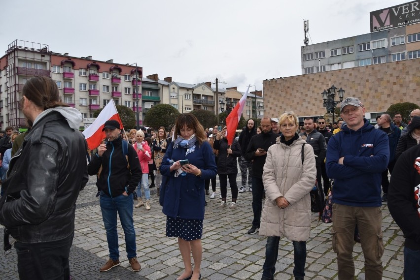 Na pikietę w Gorzowie przyszli m.in. ludzie z flagami Polski