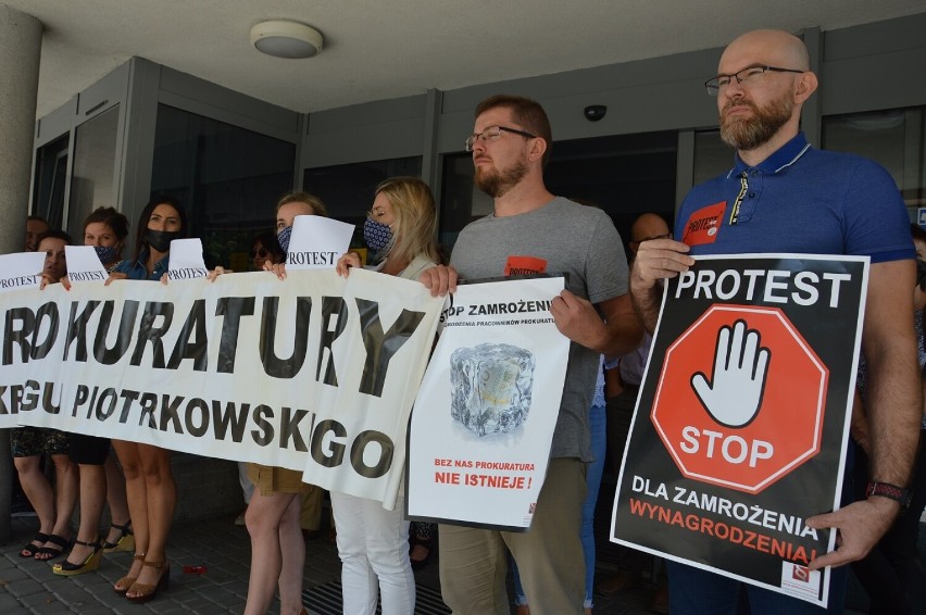 Protest pracowników prokuratury w Piotrkowie przeciwko...