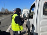 Policjanci w Katowicach sprawdzają czy samochody nie emitują spalin o nadmiernej toksyczności