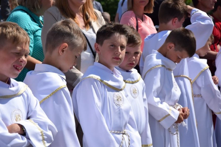 Nowy Dwór Gdański. Tłumy wiernych na procesji Bożego Ciała