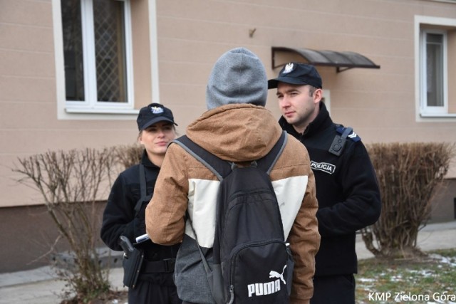 Od 1 lutego zielonogórscy policjanci każdą swoją interwencje będą nagrywać. Na ich mundurach pojawiły się specjalne kamery, które wcześniej testowane były w kilku jednostkach policji w całym kraju. 


Czytaj również: 2,5 tys. pijanych kierowców na naszych drogach

źródło: KMP Zielona Góra 

WIDEO: Napadali na ciężarówki. Zostali zatrzymani 
