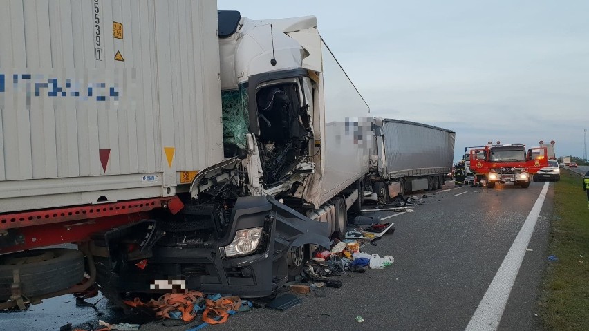 Wypadek na autostradzie A4 na wysokości wsi Olszowa. Zderzyły się cztery ciężarówki