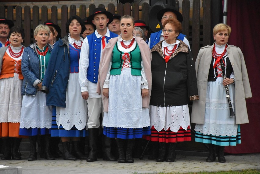 Dominikowice. Flaga poszła w górę, a Rutycz, Polanie i Beskidy zatańczyli w świetle jupiterów strażackich wozów bojowych