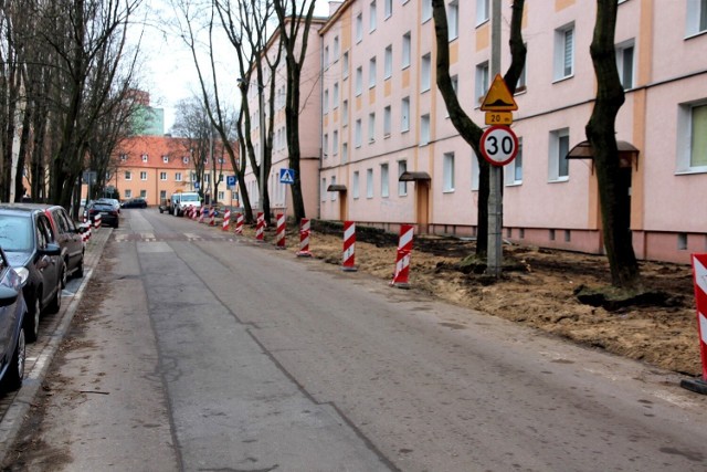 Wykonawca rozpoczął prace od zdemontowania starego chodnika po stronie bloków 1-3 oraz 5