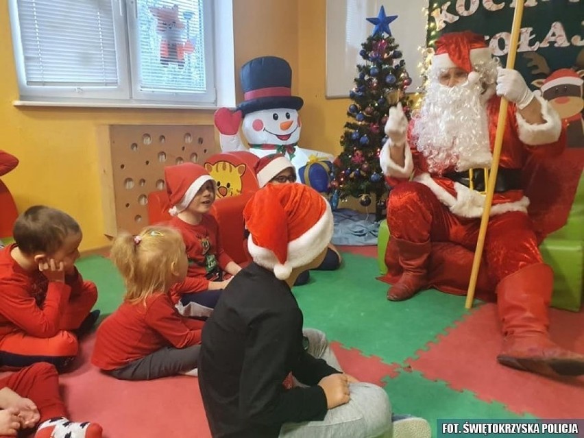 Dzieci z przedszkola "Miś" uważnie słuchały Mikołaja