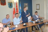 Radni Rady Powiatu Pleszewskiego odebrali zaświadczenia z rąk przewodniczącego Powiatowej Komisji  Wyborczej 