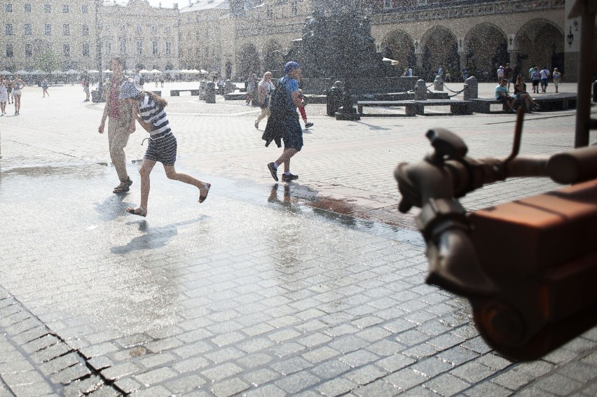 Kraków. Żar leje się z nieba, tak ochładzają się mieszkańcy miasta!