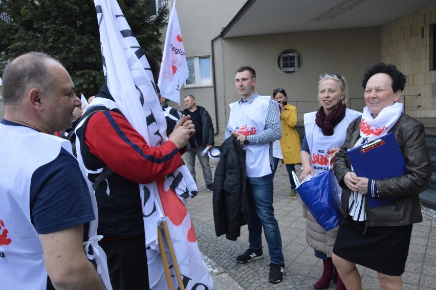Pikieta pod Urzędem Wojewódzkim. „Solidarność” pokazała rządowi żółtą kartkę