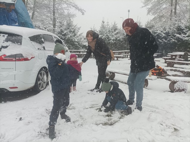 Rodzinny spacer w szczecineckim parku połączony z zabawą w śnieżki