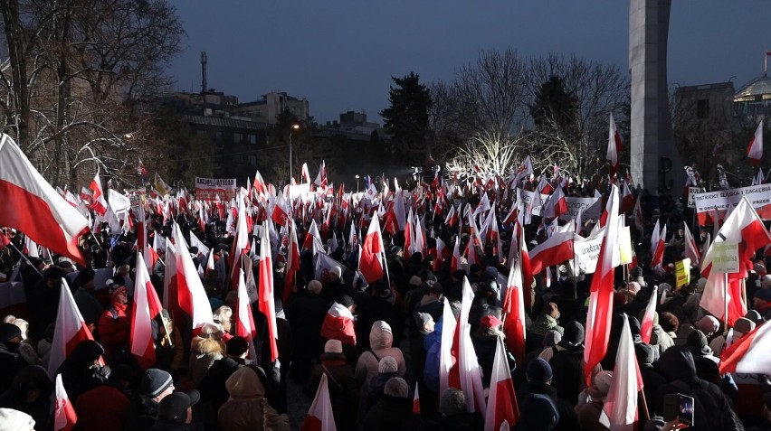 Czwartkowa manifestacja w Warszawie zgromadziła wielotysięczny tłum Polaków sprzeciwiających się gwałtowności polityki Donalda Tuska