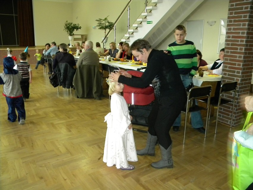 Żelistrzewo. Przedszkolacy zaprosili babcie i dziadków na bal karnawałowy