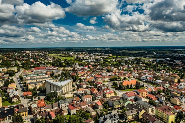 Park Górników Siarkowych, Park Adama Bienia oraz inne rozpoznawalne w Staszowie miejsca możemy zobaczyć na wyjątkowych zdjęciach z lotu ptaka wykonanych przez Sławomira Rakowskiego. Trzeba przyznać, że miasteczko widziane z góry ma swój urok.

Na kolejnych slajdach zobaczycie Staszów z drona>>>