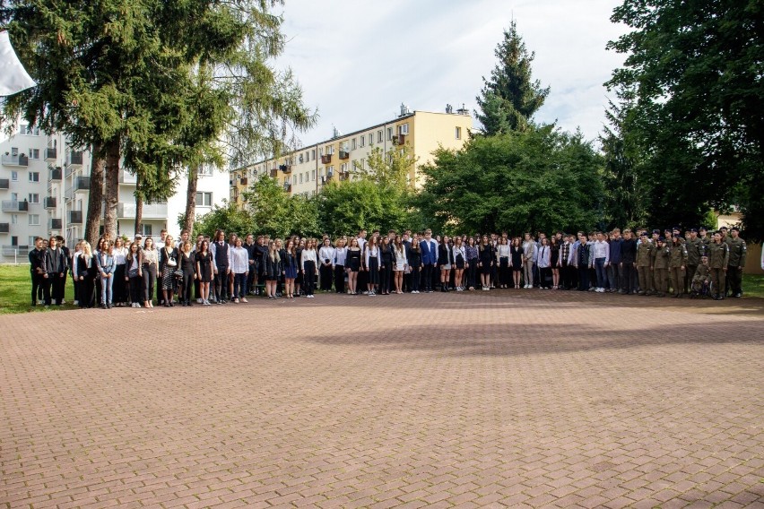 Prawie 500 uczniów zainaugurowało rok szkolny 2023/2024 w Liceum Ogólnokształcącym numer II imienia Joachima Chreptowicza w Ostrowcu 