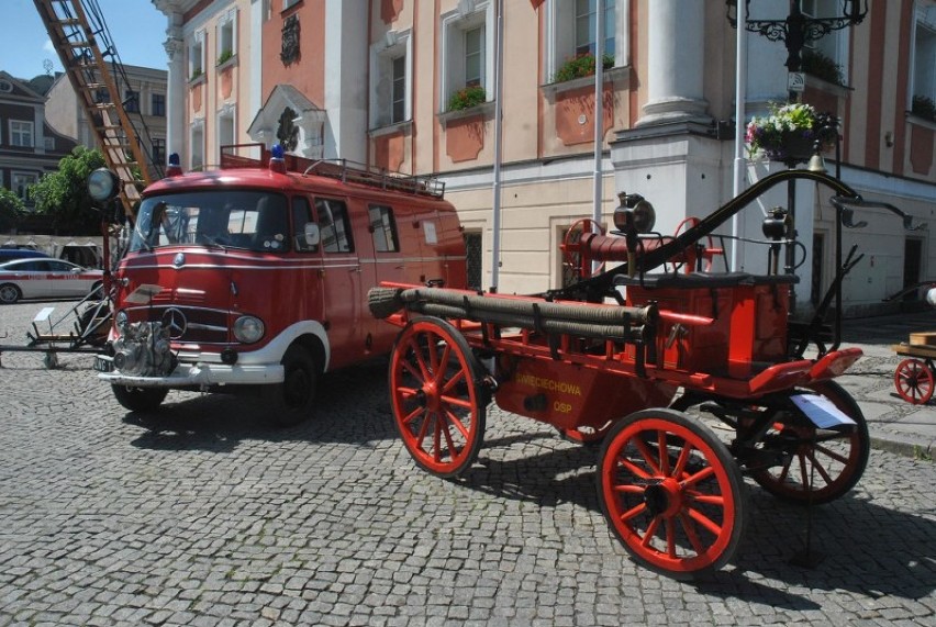 Sztandar dla straży pożarnej w Lesznie. Uroczyste nadanie odbyło się na Rynku [ZDJĘCIA] 