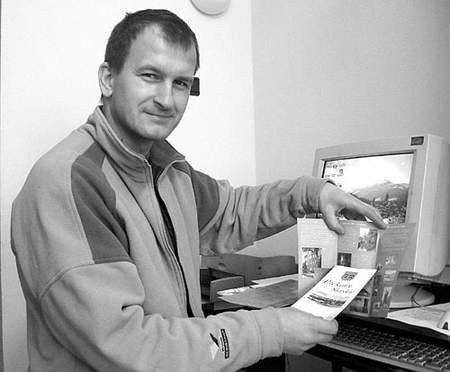 Dariusz Gacek, szef Działu Turystyki w MOSiR-ze przygotował foldery na targi i przetłumaczył je na język czeski.